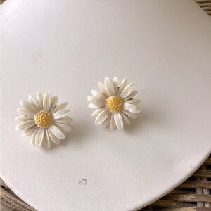 Sarah Coventry Vintage Daisy Clip Earrings